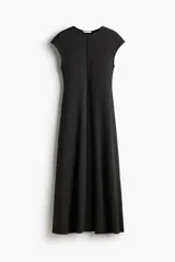 Vestido midi de punto color gris oscuro con jaretas cosidas en la parte delantera y trasera. Presenta escote redondo, mangas japonesas y falda acampanada con ligero vuelo.