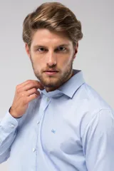 Camisa celeste con rayas verticales blancas, de vestir, con cuello clásico, manga larga, botones personalizados y logo bordado en el pecho.