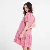 Vestido corto con estampado floral en tonos azules y negros, escote cuadrado y mangas cortas abullonadas.