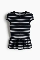 Saco ajustado en punto fino suave, color negro con rayas horizontales blancas. Modelo con cuello redondo, manga japonesa, botones hasta la cintura y peplum acampanado.