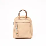 Mochila color beige con detalles en marrón, con cierre superior y bolsillo frontal con cierre. Tiene manija corta y correas traseras regulables.