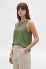 Musculosa verde de viscosa con cuello redondo y diseño ajustado.