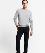 Pantalón de jean negro para hombre, de corte recto, con trabillas en la cintura, cierre de botón y cremallera, bolsillos delanteros y traseros, y detalles con efecto desteñido.