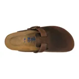 Zueco Birkenstock modelo Boston, confeccionado en cuero aceitado color marrón. Presenta una correa ajustable con hebilla metálica y plantilla de corcho anatómica con suela de goma.