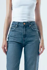 Jeans de tiro alto y corte recto, con diseño clásico de cinco bolsillos y cierre frontal con botón y cremallera.