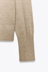 Jersey de punto de cashmere extrafino, con cuello redondo y manga larga, de corte clásico y textura suave.