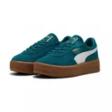 Championes Puma modelo Palermo Elevata, de diseño urbano con plataforma. Confeccionados en gamuza color verde azulado, presentan la icónica franja lateral en color blanco y suela de goma color marrón con textura.