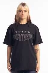 Remera de algodón color negro con estampa frontal en color blanco que incluye el texto 'SEVENTY WATER' y una serie de iconos lineales.