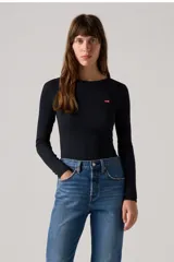Remera negra de manga larga con cuello redondo y logo de Levi's bordado en el pecho.