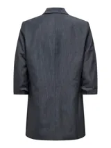 Blazer regular fit color rosado viejo, con cuello solapa, mangas 3/4 y bolsillos frontales ribeteados.