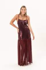 Vestido largo bordó con acabado brillante en el torso y tirantes finos, con falda larga semitransparente de tejido de red.