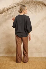 Camisa negra de lino con botones, mangas 3/4 y detalle de lentejuelas con la frase "Take it easy" en el frente.