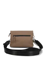 Cartera cruzada de ecocuero engomado color marrón, con solapa frontal, cierre magnético y logo de la marca grabado. Incluye correa ajustable y desmontable, además de un llavero decorativo.