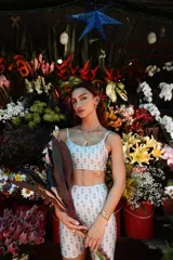 Top corto deportivo de tirantes finos, escote redondo y estampado geométrico en tonos claros.