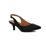 Zapato negro tipo slingback (con tira en el talón) de punta fina y taco bajo tipo kitten heel. Posee una hebilla dorada en la tira del talón.