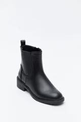 Bota tipo chelsea de caña baja, con laterales elastizados, tirador trasero y suela robusta.