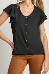 Blusa negra de manga corta con volados en los hombros, escote en V y cierre frontal con botones pequeños.