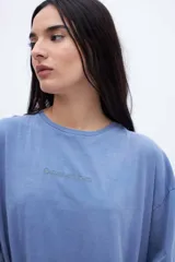 Remera celeste de algodón con cuello redondo y estampado pequeño en el pecho.