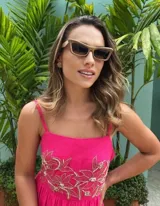 Vestido largo fucsia de lino con tirantes finos, escote recto y falda amplia en niveles con detalles de inserciones de encaje bordado en crudo en el pecho y los cortes de la falda.