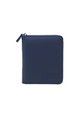 Billetera Travel Tech de cuerina color azul marino, con cierre perimetral y logo grabado en la esquina inferior derecha.