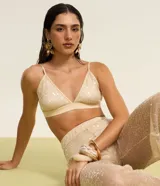 Top cropped de poliéster color beige con lentejuelas, escote en V y tirantes finos ajustables.