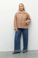 Tapado corto color beige de paño con dos bolsillos delanteros y botones veteados.