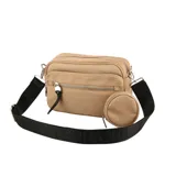 Bandolera de lona color beige con tres compartimentos principales con cierre metálico. Incluye una correa ancha ajustable de color negro con el logo de la marca estampado y un pequeño monedero circular desmontable a juego.