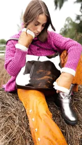 Bolso tipo tote de cuero nonato color marrón y blanco, con detalles de costuras y cierre YKK. Tiene correa de hombro de cuero negro.