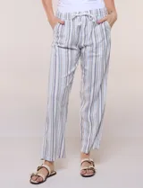 Pantalón de lino de calce holgado y caída ligera, con estampado de rayas verticales en tonos celestes y blancos. Cuenta con cintura elastizada fruncida con cordón ajustable al frente, bolsillos laterales y pierna recta.