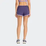 Short de entrenamiento New Balance color violeta, con cintura elástica y tecnología NB Dry para mayor transpirabilidad. Presenta un diseño de corte regular con aberturas laterales y bolsillos funcionales.