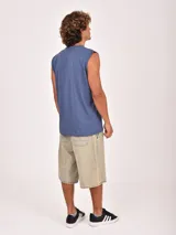 Musculosa negra con cuello redondo y sisas amplias. Estampado frontal con texto en blanco que incluye "GEORGIA", "USA", "SINCE 1998" y "UNITED STATES OF AMERICA BEST EVER".