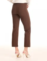 Pantalón cigarette Allie Rose color marrón, de tiro alto, confeccionado en tejido elastizado. Presenta un corte ajustado que se mantiene recto hacia el ruedo, terminando por encima del tobillo. Diseñado con pretina ancha y plana sin cierres ni botones, y una costura vertical pronunciada a lo largo de cada pierna.