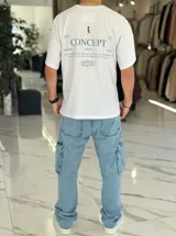 Remera oversize blanca de manga corta, con estampa en la espalda con la inscripción "Concept", un gráfico de pingüino con galera y esferas de líneas.