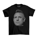 Remera negra de algodón con estampa frontal en escala de grises que representa el rostro de Ricardo Iorio con estilo de trama de puntos y firma del artista.