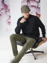 Campera de abrigo tipo fleece color burdeos con detalles en azul marino. Tiene cuello alto, cierre frontal y bolsillos laterales con cierre.