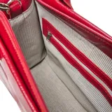 Cartera mediana de cuero con textura granulada, diseño rectangular y logo XL grabado en el frente. Cuenta con doble asa superior y correa larga ajustable y extraíble con hebilla metálica.