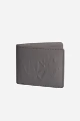 Billetera compacta Mistral de diseño minimalista, color negro, con acabado liso y logo de la marca grabado en relieve en el frente. Cuenta con múltiples compartimentos internos.