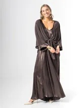 Kimono confeccionado en tejido liviano color marrón chocolate, con bordes satinados y mangas amplias. Puede usarse abierto o cerrado mediante un nudo al frente.