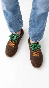 Zapatilla urbana de cuero en color tostado, con diseño liviano, mezcla de texturas y cordones intercambiables.