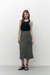 Top negro de tejido de punto, sin mangas y con cuello redondo.