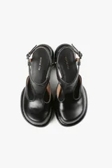 Zapato de cuero color caramelo con diseño de sandalia, taco ancho cilíndrico, plataforma redondeada y pulsera con hebilla lateral.