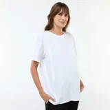 Camiseta básica blanca de manga corta y cuello redondo, con diseño holgado ideal para lactancia y maternidad.