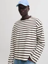 Remera de manga larga oversize con diseño a rayas horizontales en color marrón y crudo, cuello redondo en tono marrón contrastante y hombros caídos.