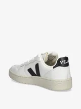 Championes urbanos Veja modelo V-10, color blanco con logo lateral y detalle en talón en color negro. Presentan puntera perforada para mayor ventilación y suela de caucho natural.