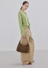 Jersey de punto color verde claro con escote en V y mangas largas.