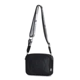 Bandolera pequeña de forma cuadrada, color marrón claro, con textura de cuero sintético. Presenta un logo circular grabado en el frente. La correa es ancha, de tela blanca y negra con la palabra "TRENDY" repetida.