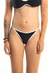 Bombacha de bikini tipo colaless color negro con ribetes en color blanco, de diseño básico con laterales regulables.
