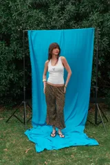 Pantalón babucha de viscosa con estampado animal print tipo leopardo, de corte holgado y largo midi.