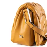 Bandolera color habano con diseño entrelazado, correa regulable, acceso con botón magnético y solapa, herrajes plateados y bolsillo interno con cierre.