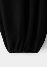 Pantalón negro de diseño balloon con tiro medio, cintura elástica y bajo con goma ajustable.